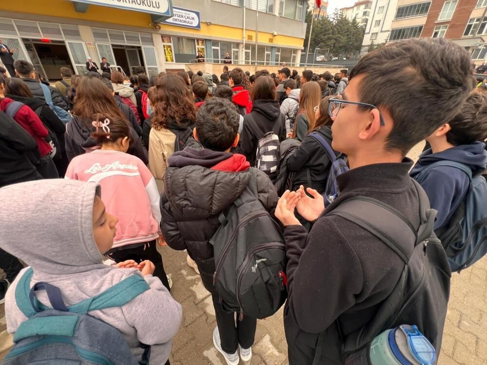 Kahramanmarasta Okul Saldirisinin Ardindan Ders Zili Dualarla Caldi (5)