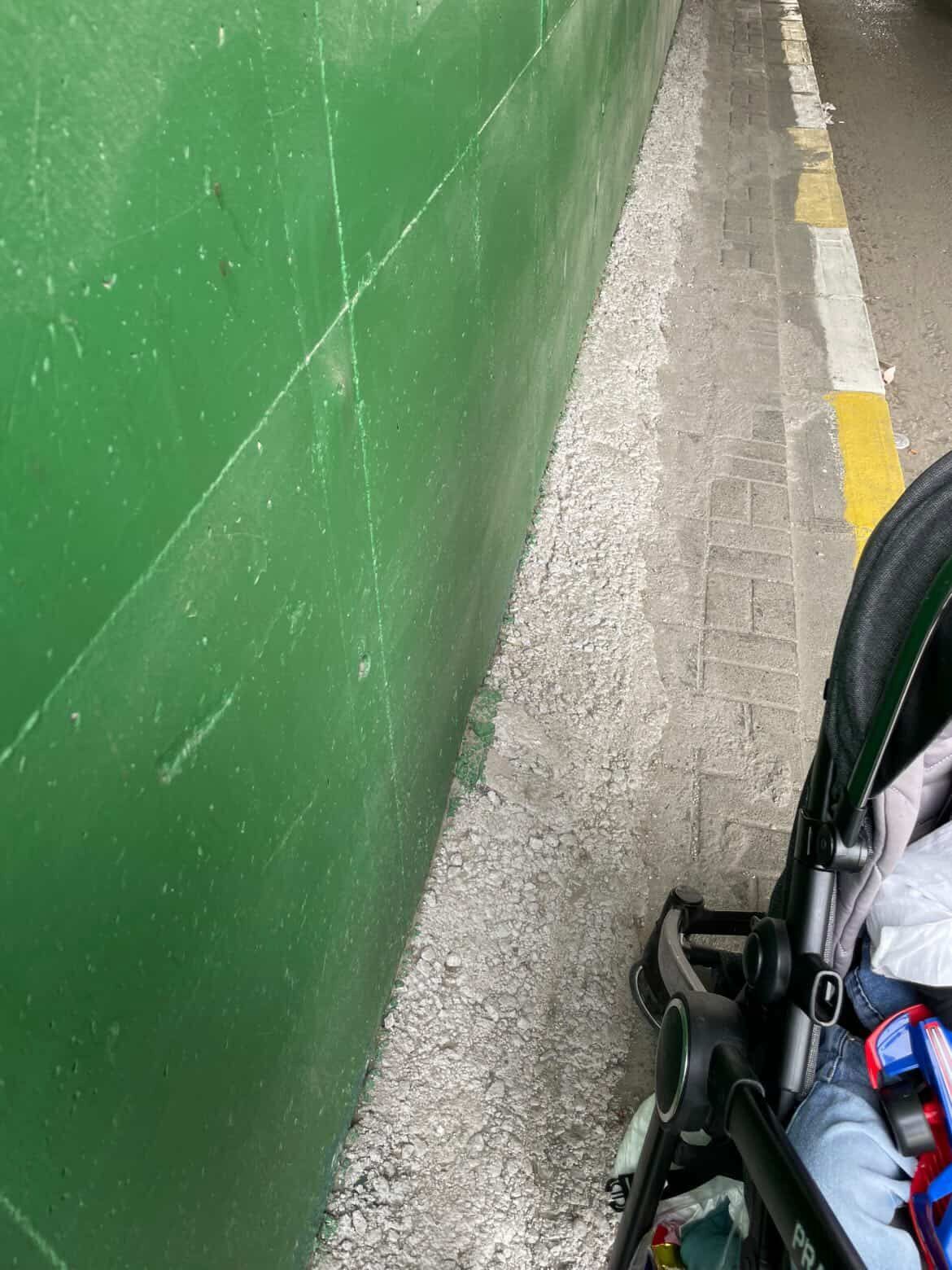 Kaldırıma Dökülen Beton Yayaları Zor Durumda Bıraktı