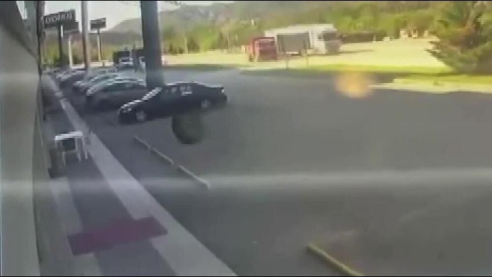 Kamyon Tekeri Magazaya Daldi Cami Parcalayip Iceri Girdi O An Guvenlik Kamerasina Boyl (1)