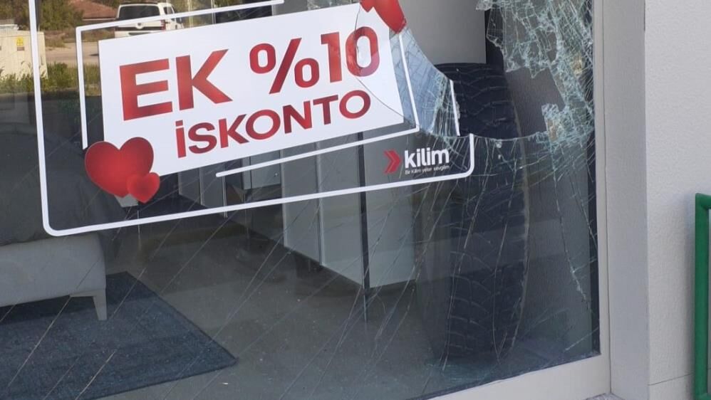 Kamyon Tekeri Magazaya Daldi Cami Parcalayip Iceri Girdi O An Guvenlik Kamerasina Boyl (2)