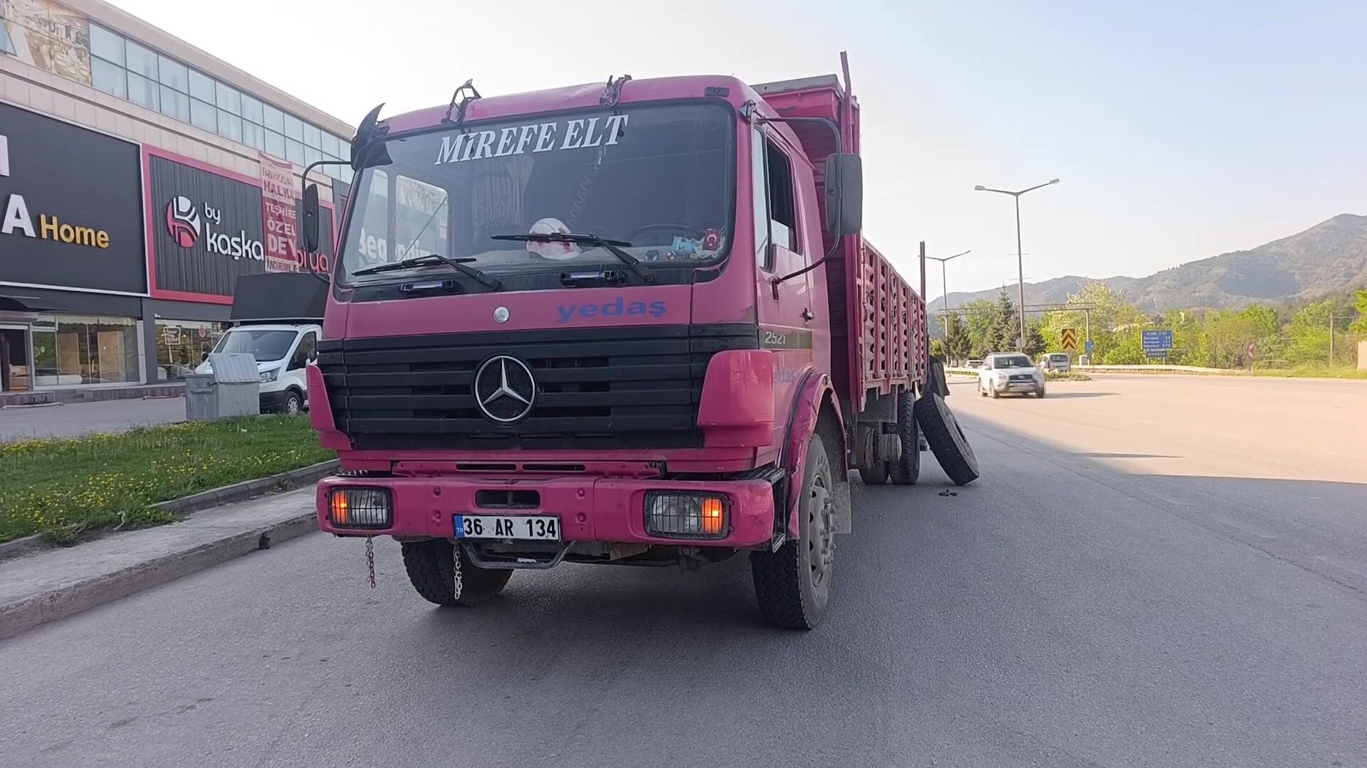 Kamyon Tekeri Magazaya Daldi Cami Parcalayip Iceri Girdi O An Guvenlik Kamerasina Boyl (3)