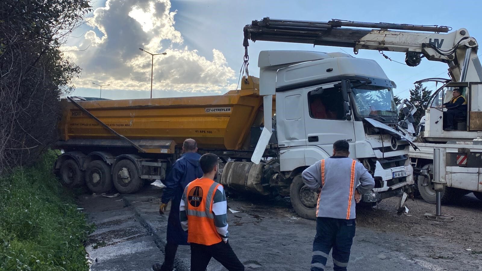 Katliam Gibi Kaza Tir Tanker Ve Otomobil Birbirine Girdi (3)