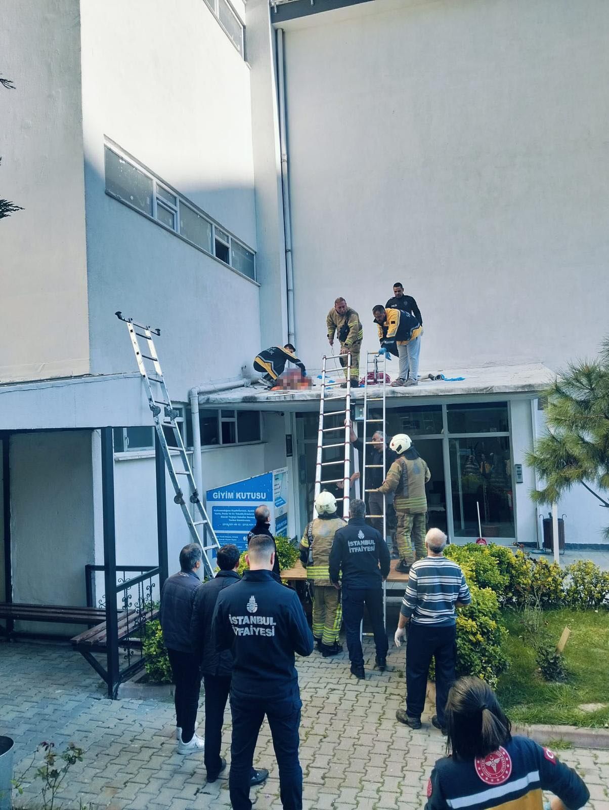 Komsular Buyuk Panik Yasadi 4 El Silah Sesi Duyuldu Kadin Kendini Bosluga Birakti (1)-2