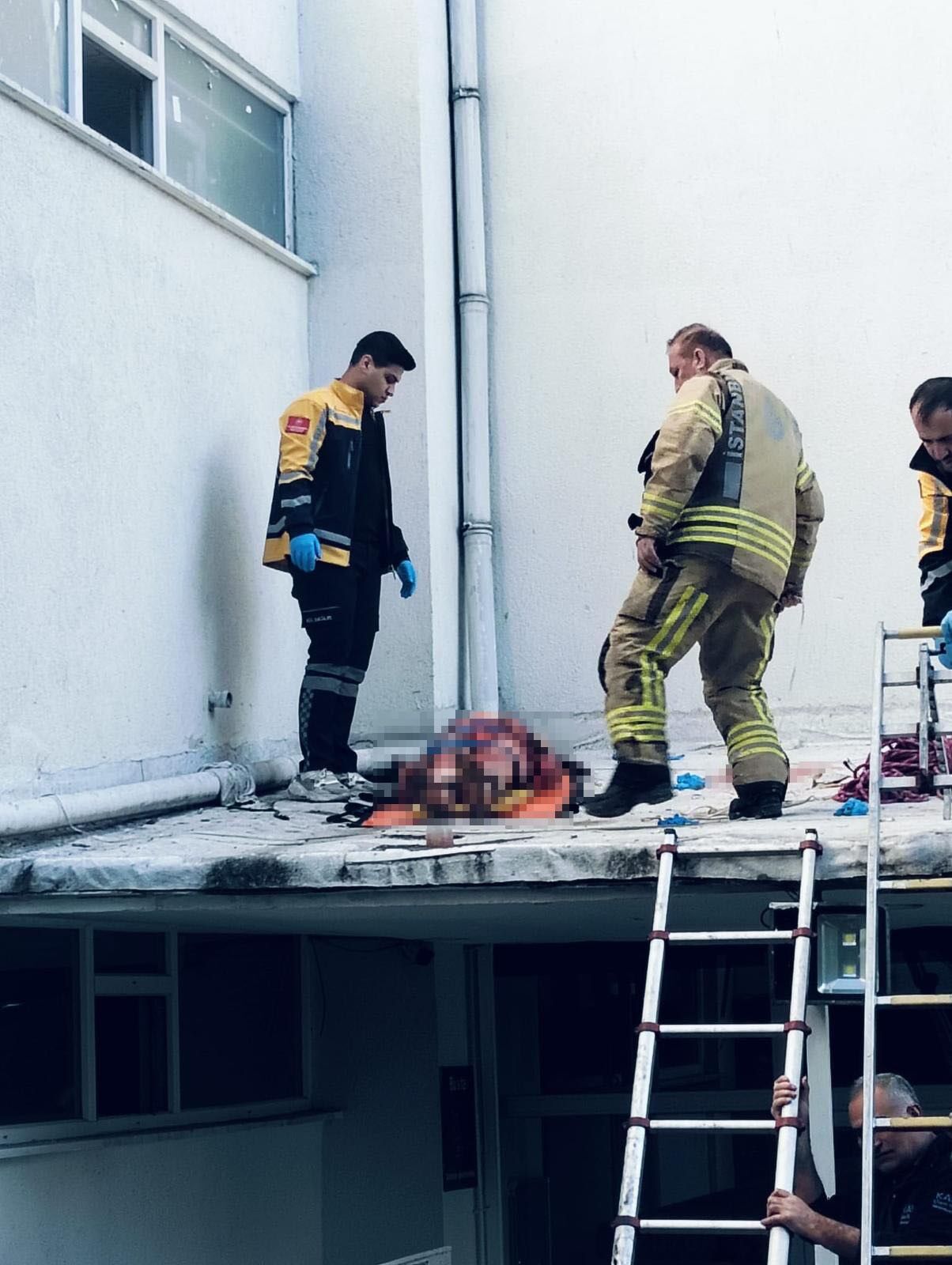 Komsular Buyuk Panik Yasadi 4 El Silah Sesi Duyuldu Kadin Kendini Bosluga Birakti (2)