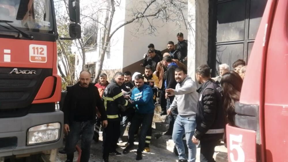 Komsusunu Kurtarmak Isterken Alevlerin Arasinda Kaldi Aci Haber Geldi (3)