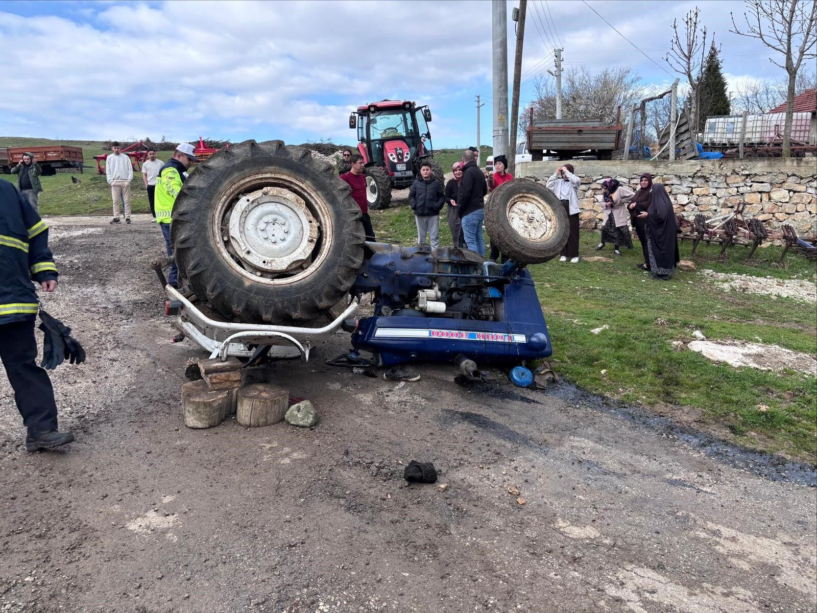 Kontrolden Cikan Traktor Facia Getirdi Surucu Hayata Tutunamadi (2)