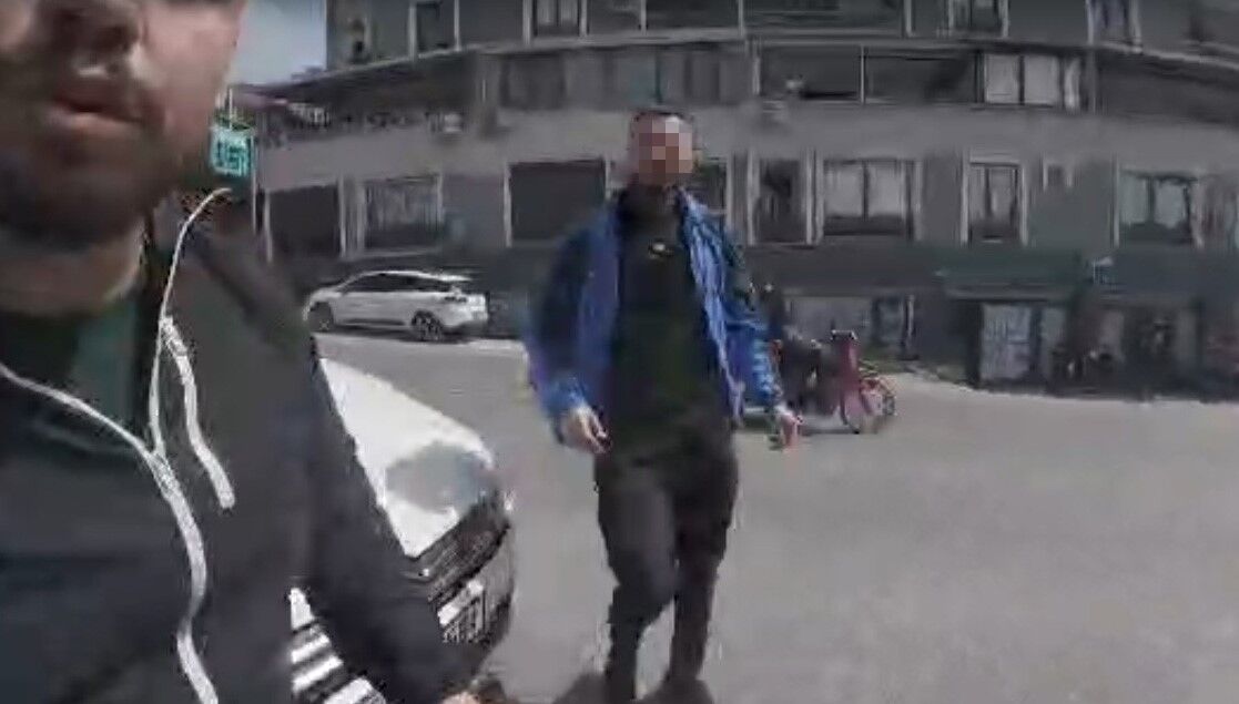 Korna Calan Motosiklet Surucusunu Yol Ortasinda Darp Ettiler (2)