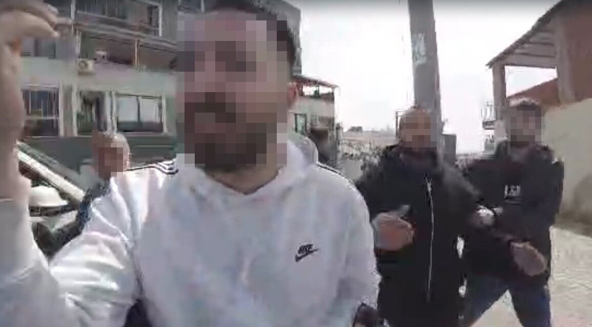 Korna Calan Motosiklet Surucusunu Yol Ortasinda Darp Ettiler (4)