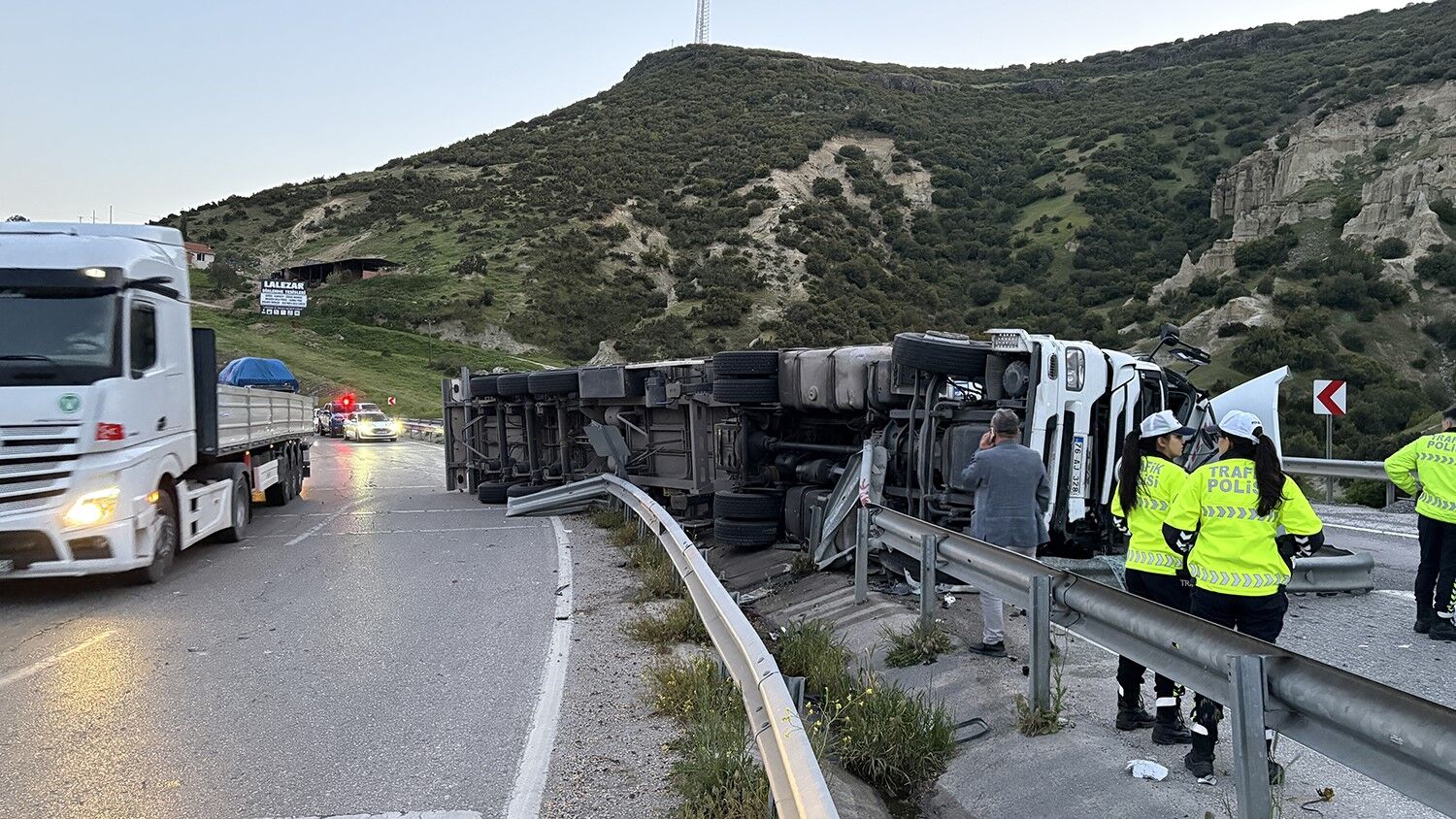 Kulada Feci Kaza Kontrolden Cikan Tir Devrildi Trafik Felc Oldu (3)