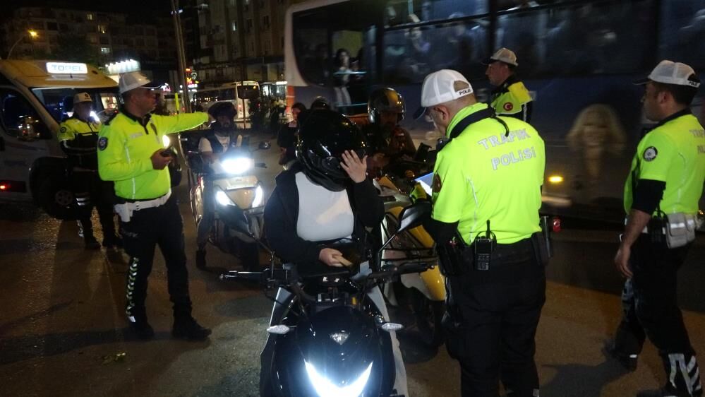 Kural Tanimaz Motosiklet Suruculerine 1 Saatte Yarim Milyona Yakin Ceza (3)