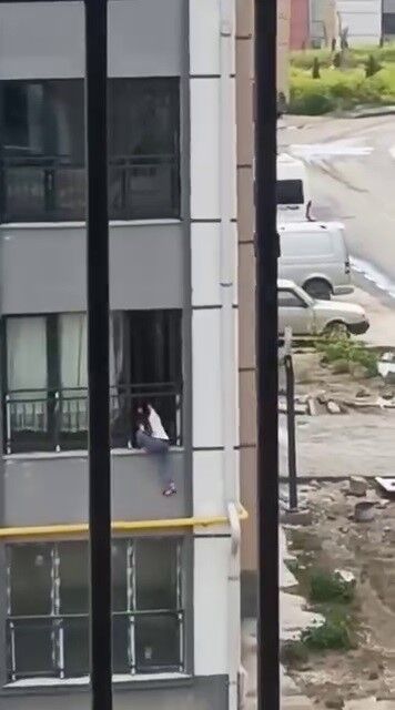 Mahalleliyi Korkutan Goruntuler Cocuk Camdan Cikip Korkuluklarda Gezindi (2)