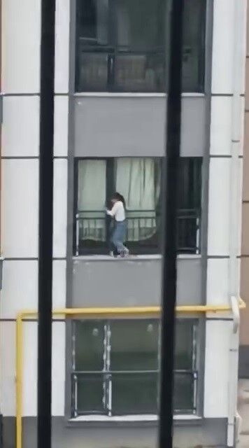 Mahalleliyi Korkutan Goruntuler Cocuk Camdan Cikip Korkuluklarda Gezindi (3)