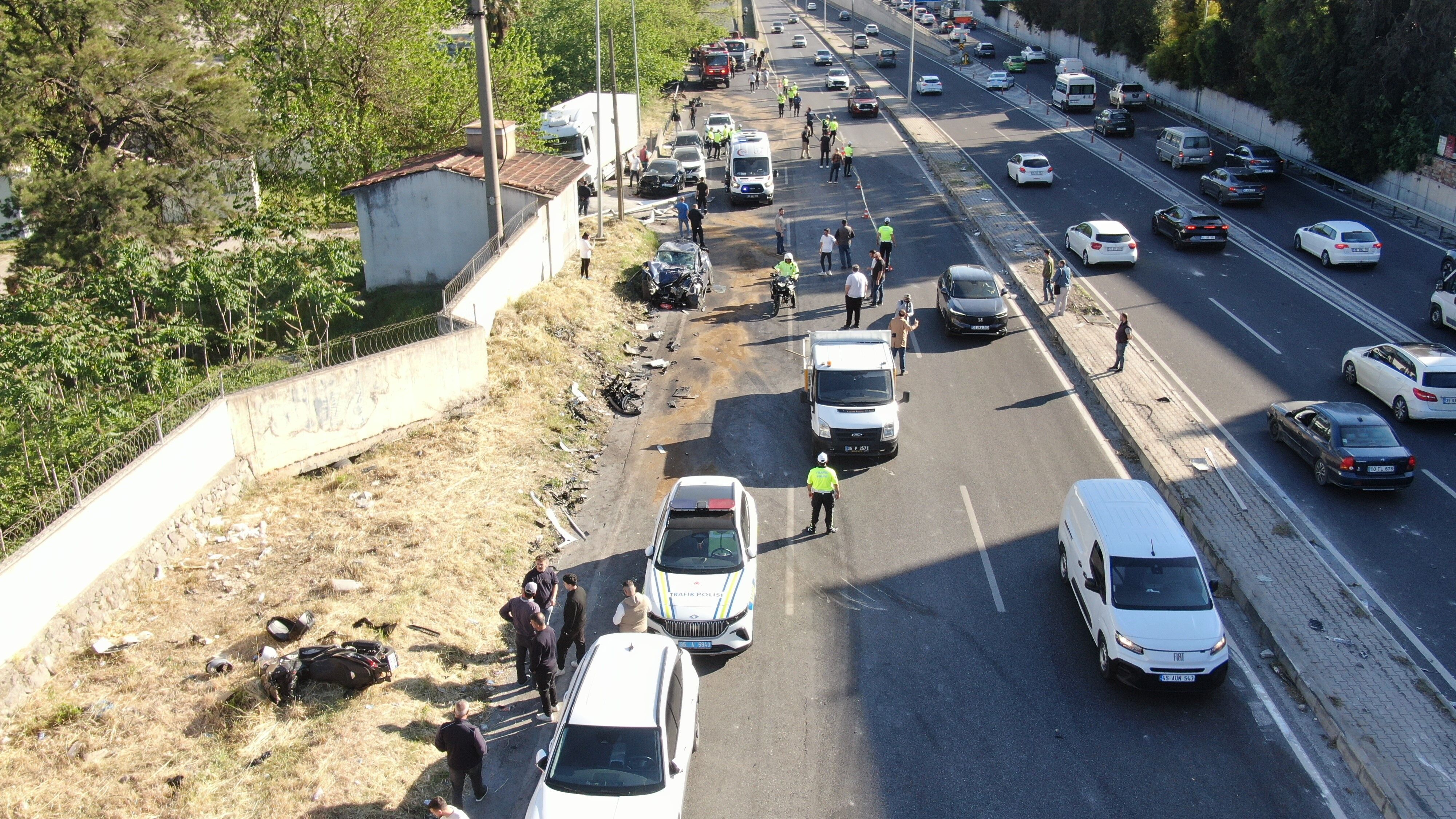 Manisa Izmir Yolunda Katliam Gibi Kaza Cok Sayida Olu Ve Yarali Var (6)