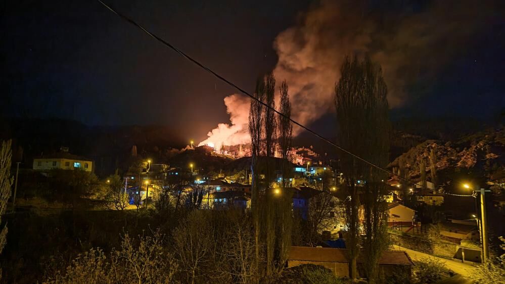 Manisada Alevler Evi Sardi 4 Kisi Son Anda Kurtarildi (2)