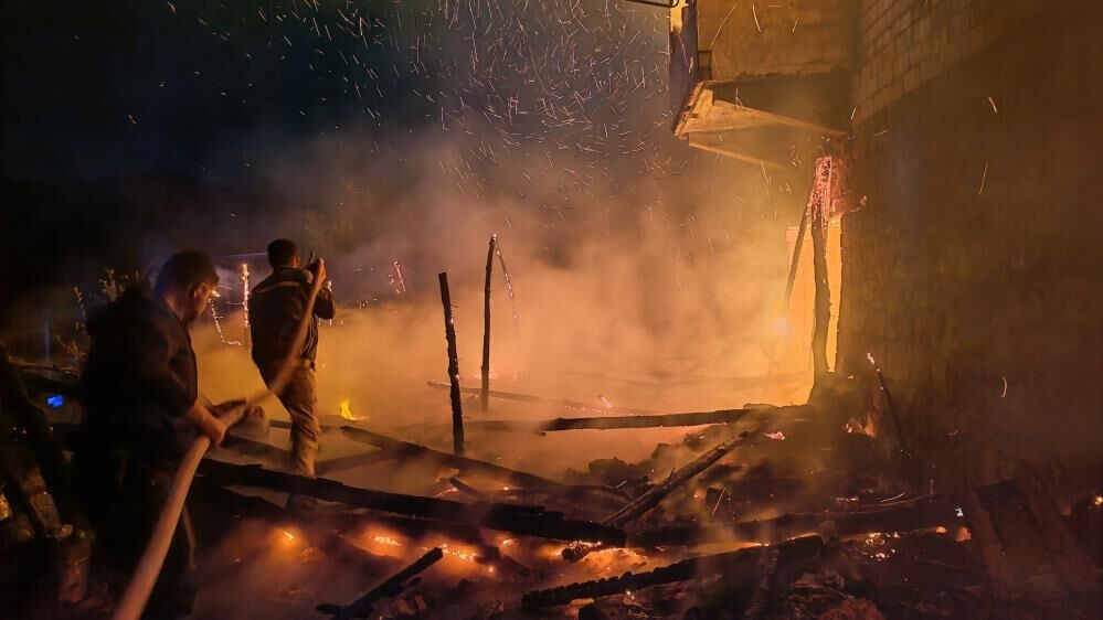 Manisada Alevler Evi Sardi 4 Kisi Son Anda Kurtarildi (3)