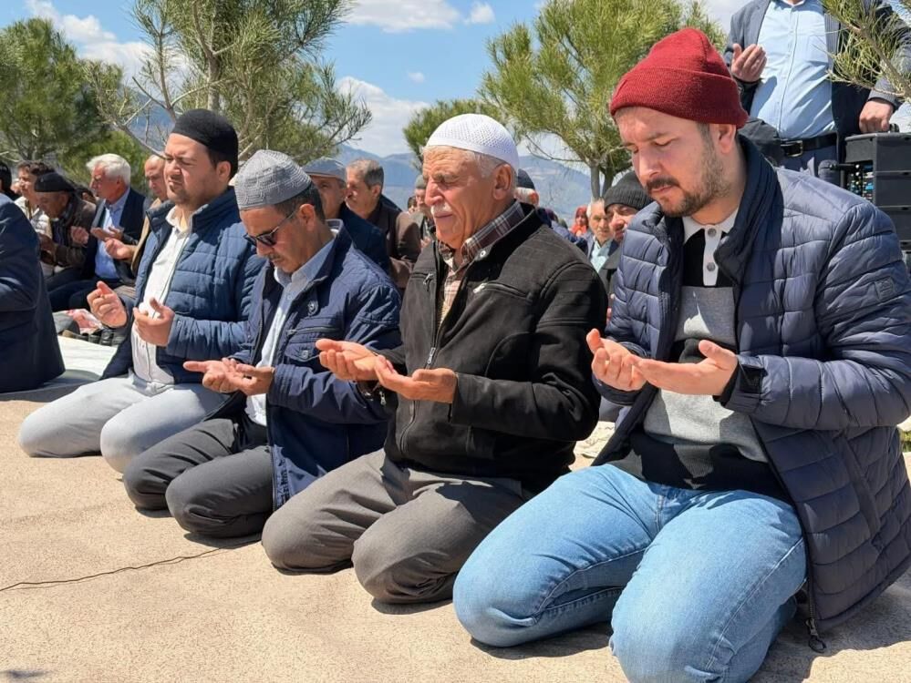 Manisada Yagmur Yagdi Ama Gelenek Bozulmadi (3)