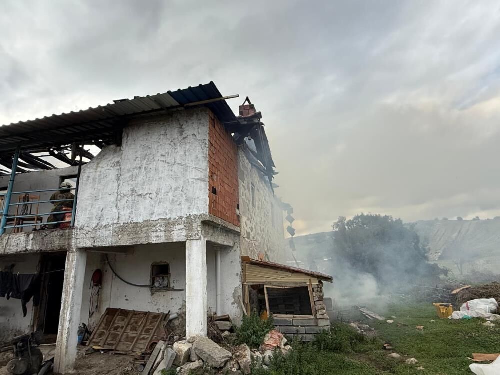 Manisada Yangin Panigi 2 Katli Ev Kule Dondu (4)