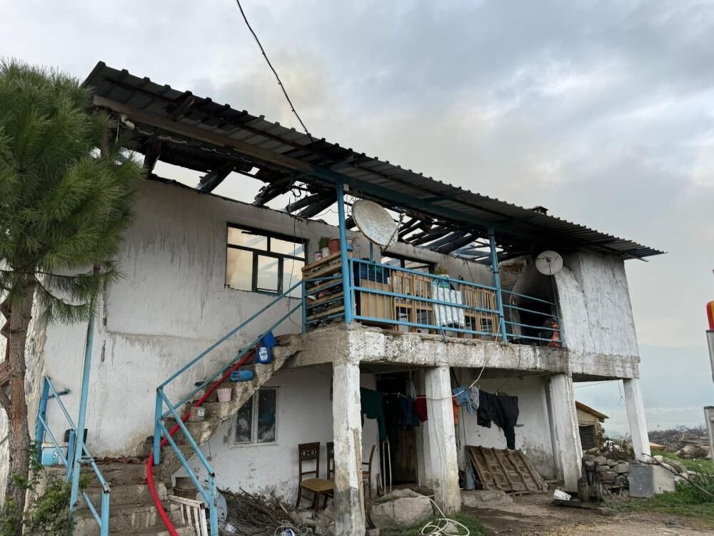 Manisada Yangin Panigi 2 Katli Ev Kule Dondu (5)