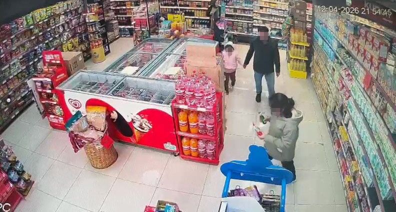 Market Ortasında Vicdanları Yaralayan Şiddet! Küçük Kız Tekme Tokat Darp Edildi.. (2)