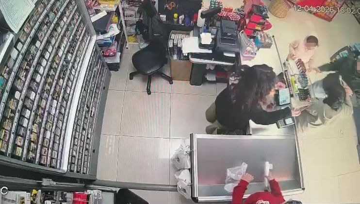 Market Ortasında Vicdanları Yaralayan Şiddet! Küçük Kız Tekme Tokat Darp Edildi.. (3)