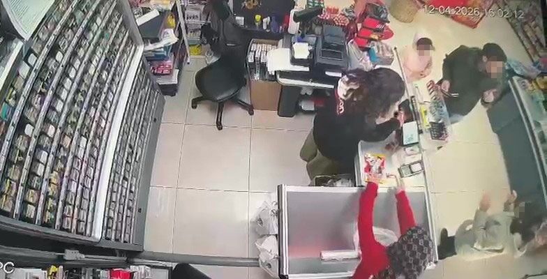 Market Ortasında Vicdanları Yaralayan Şiddet! Küçük Kız Tekme Tokat Darp Edildi.. (4)