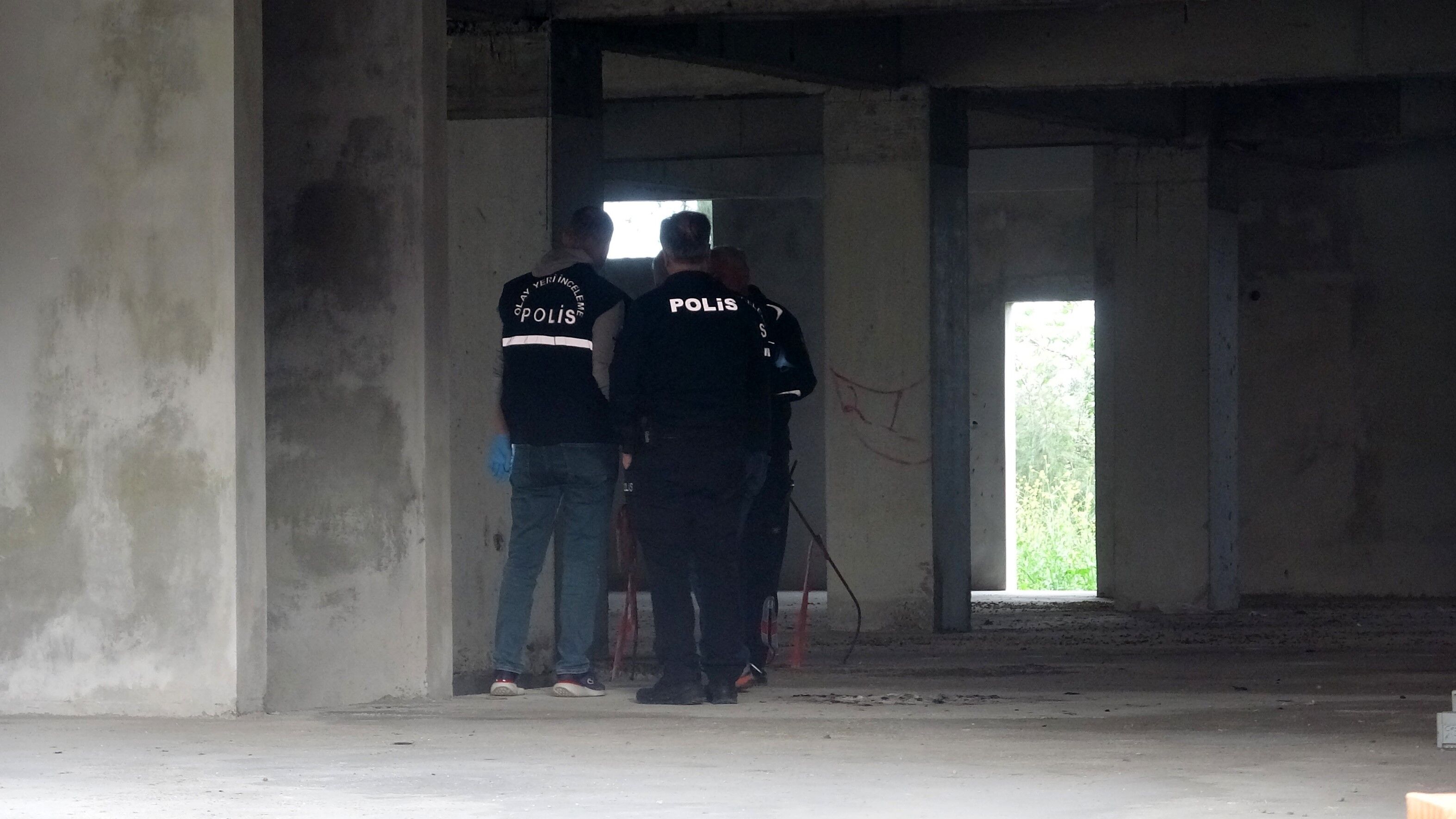 Merdiven Boşluğunda Kimliği Belirsiz Ceset (2)