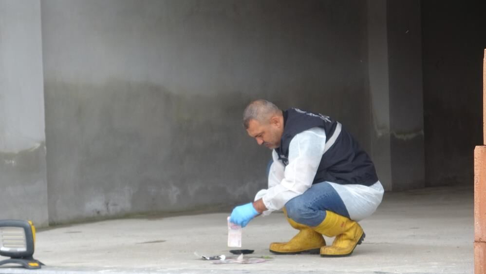 Merdiven Boşluğunda Kimliği Belirsiz Ceset (4)