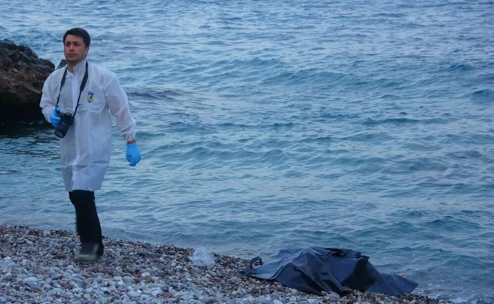 Montuyla Ayakkabisini Cikarip Kot Ve Atletle Denize Giren Genc Boguldu (2)