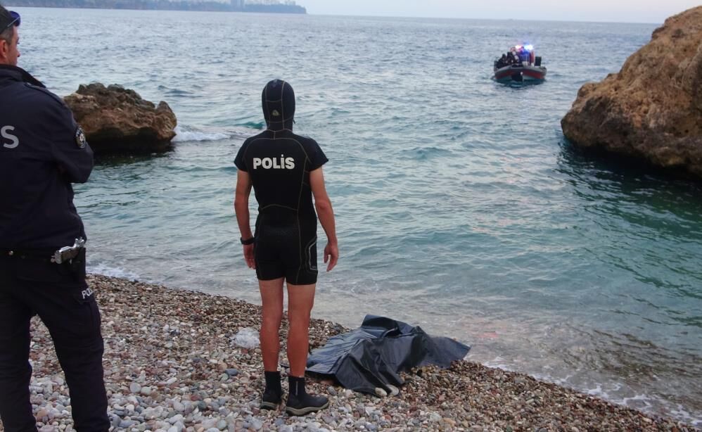 Montuyla Ayakkabisini Cikarip Kot Ve Atletle Denize Giren Genc Boguldu (3)