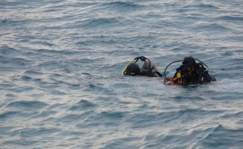 Montuyla Ayakkabisini Cikarip Kot Ve Atletle Denize Giren Genc Boguldu (4)