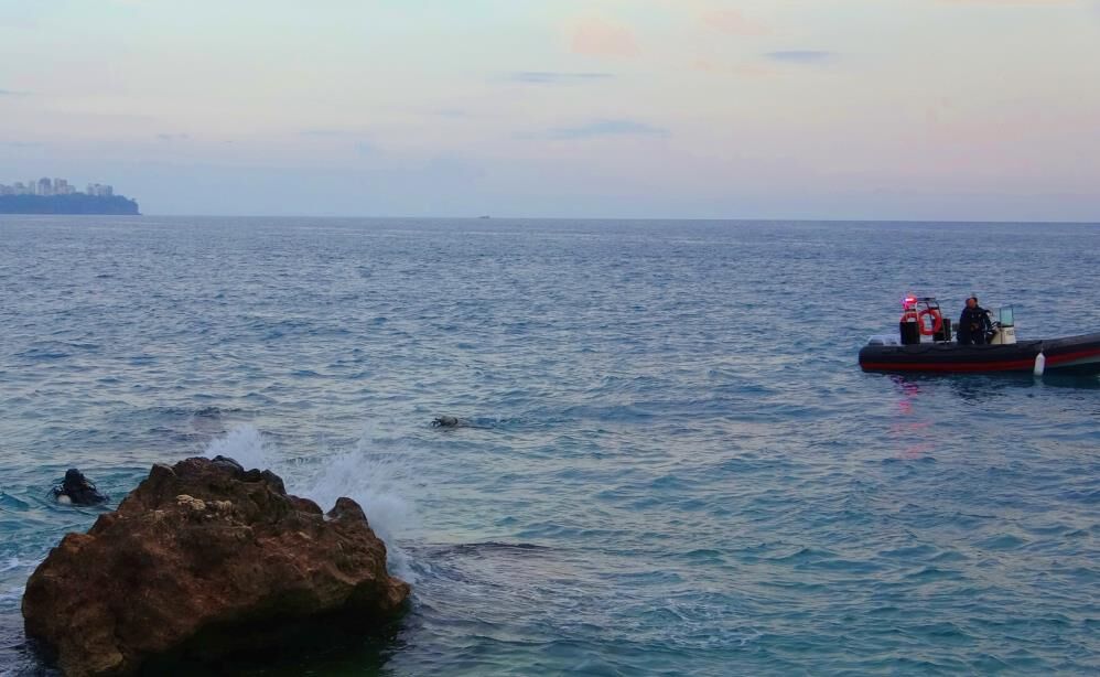 Montuyla Ayakkabisini Cikarip Kot Ve Atletle Denize Giren Genc Boguldu (5)