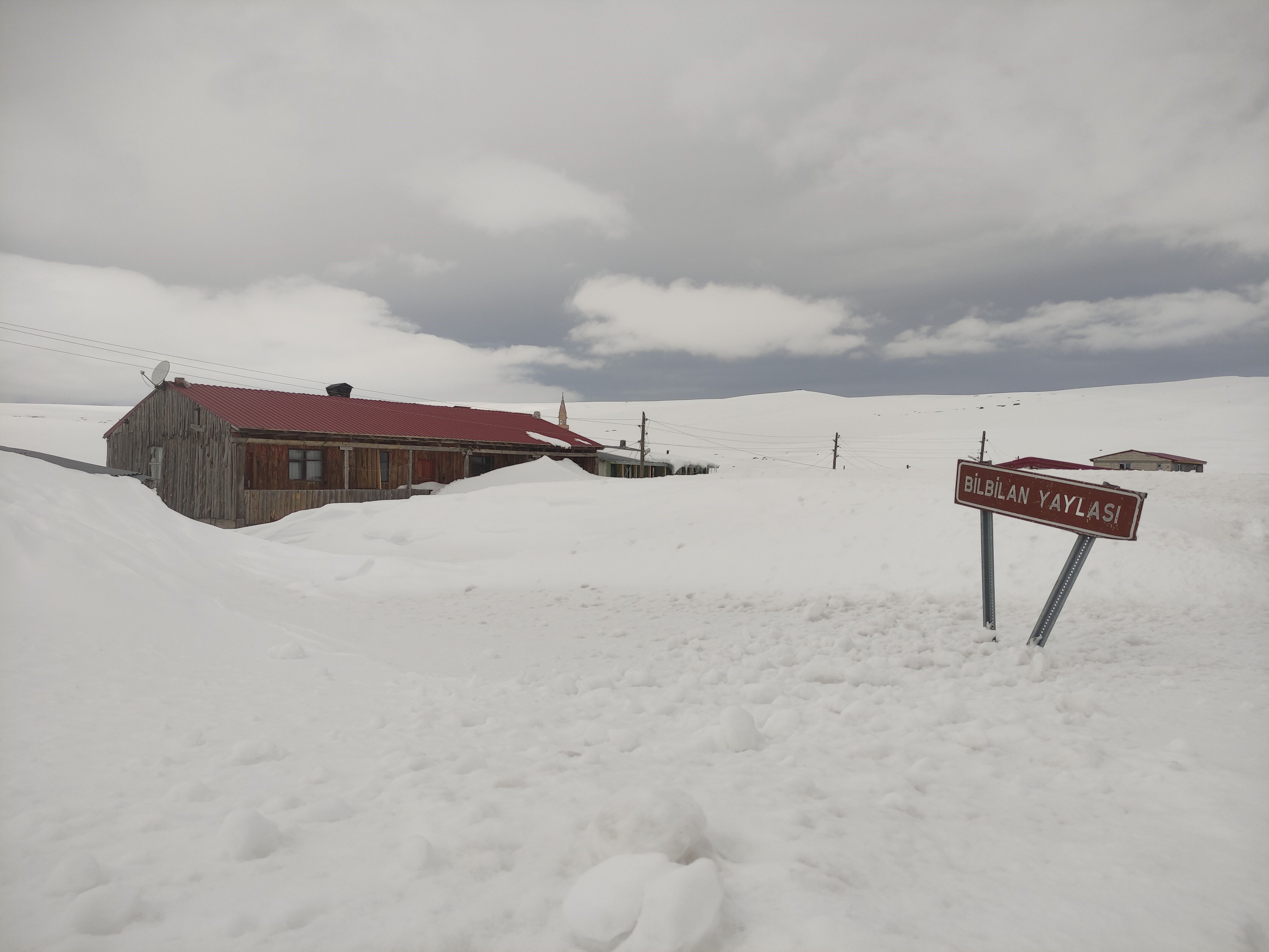 Nisan Ayinda Kisi Yasadilar Evler Tamamen Beyaz Ortunun Altinda Kaldi (1)-1