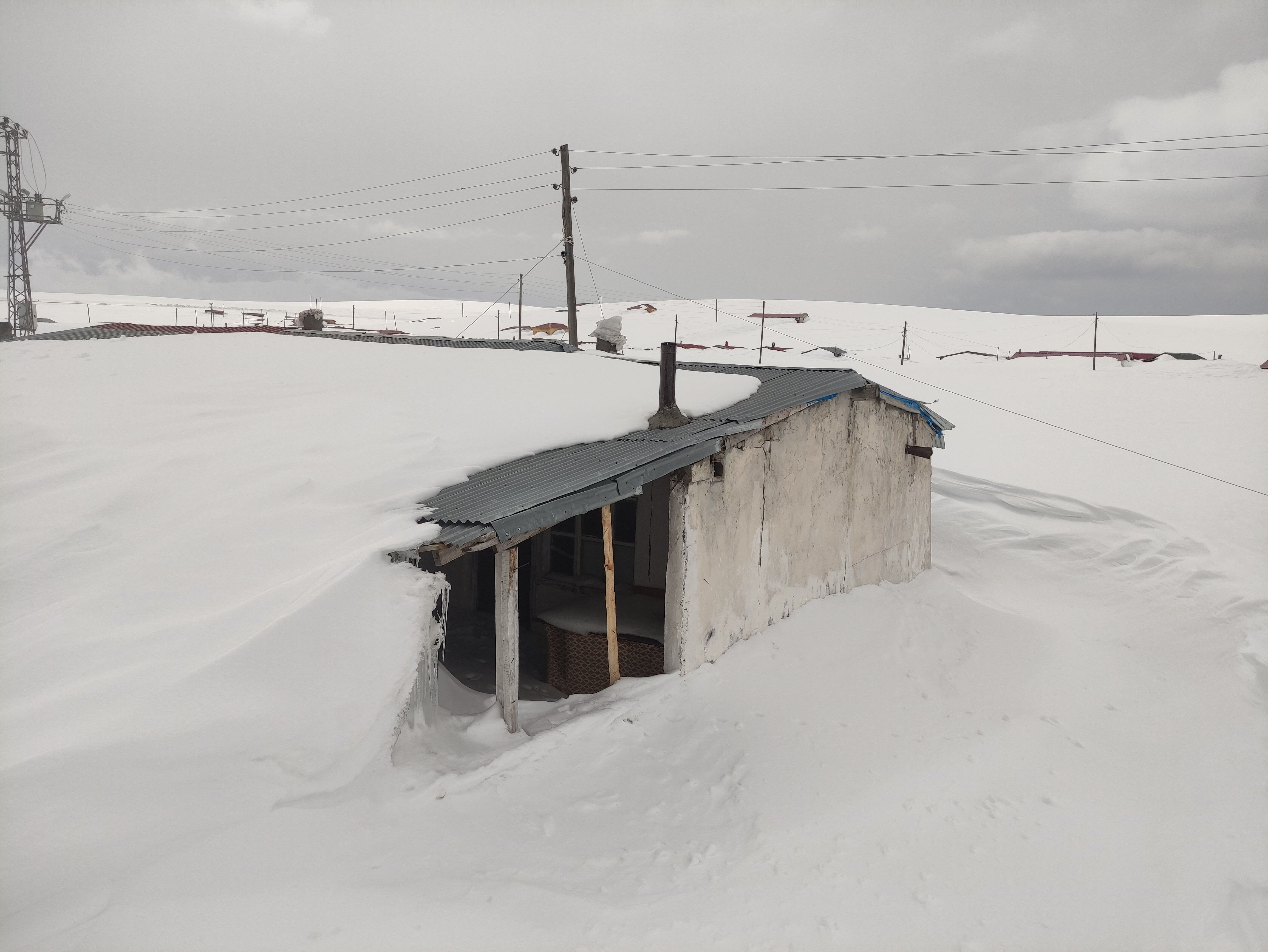 Nisan Ayinda Kisi Yasadilar Evler Tamamen Beyaz Ortunun Altinda Kaldi (2)