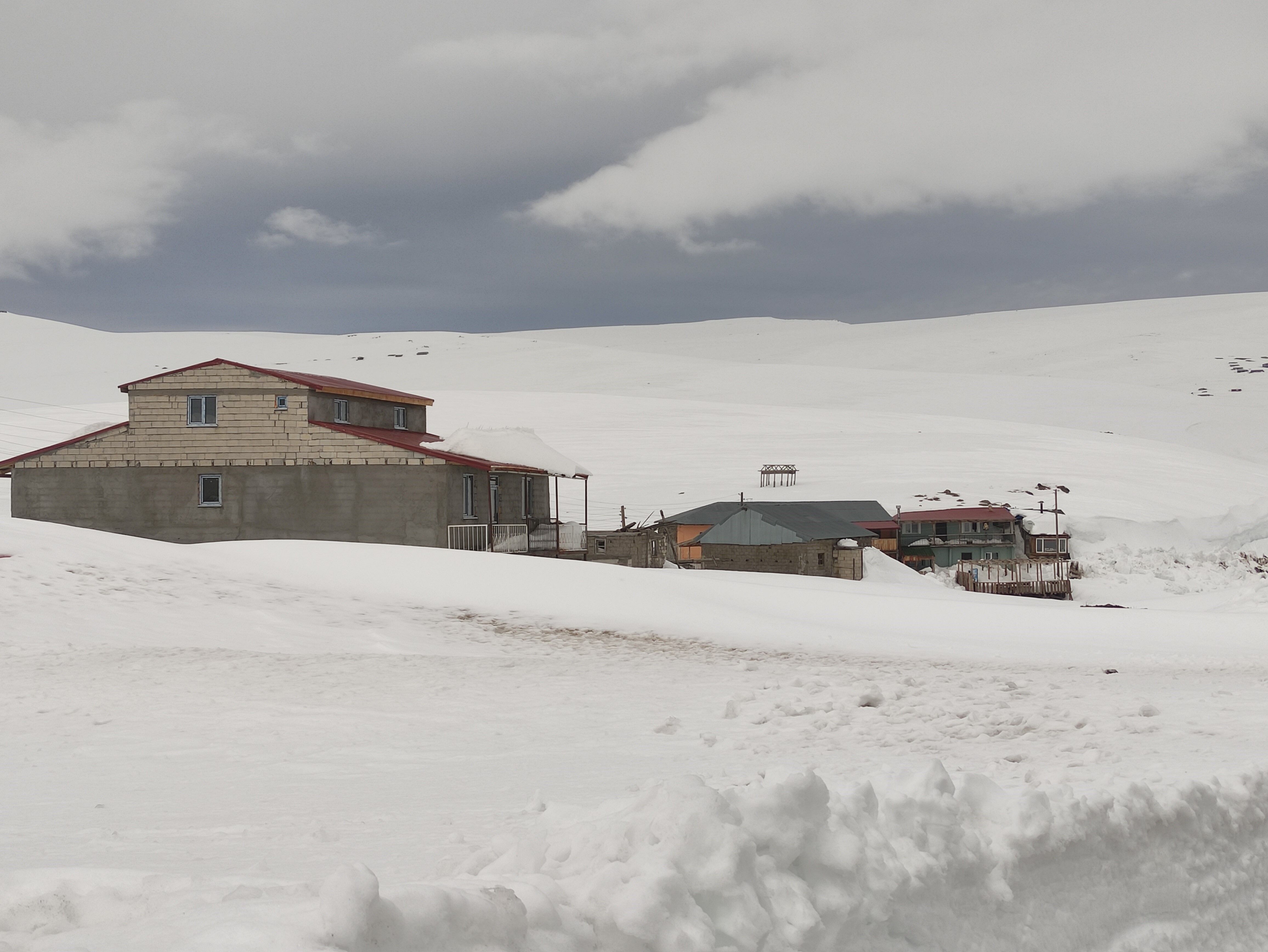 Nisan Ayinda Kisi Yasadilar Evler Tamamen Beyaz Ortunun Altinda Kaldi (3)