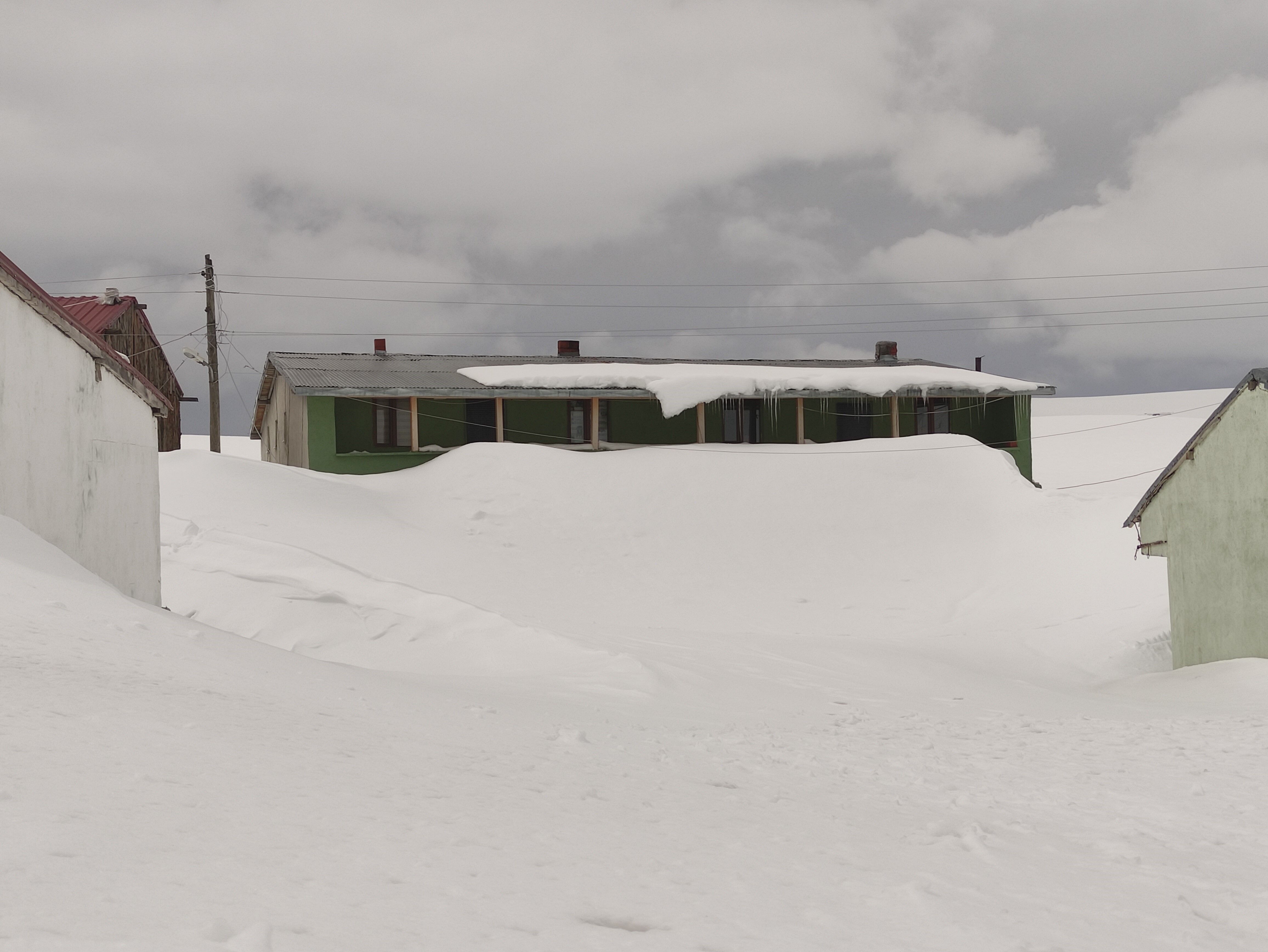 Nisan Ayinda Kisi Yasadilar Evler Tamamen Beyaz Ortunun Altinda Kaldi (4)