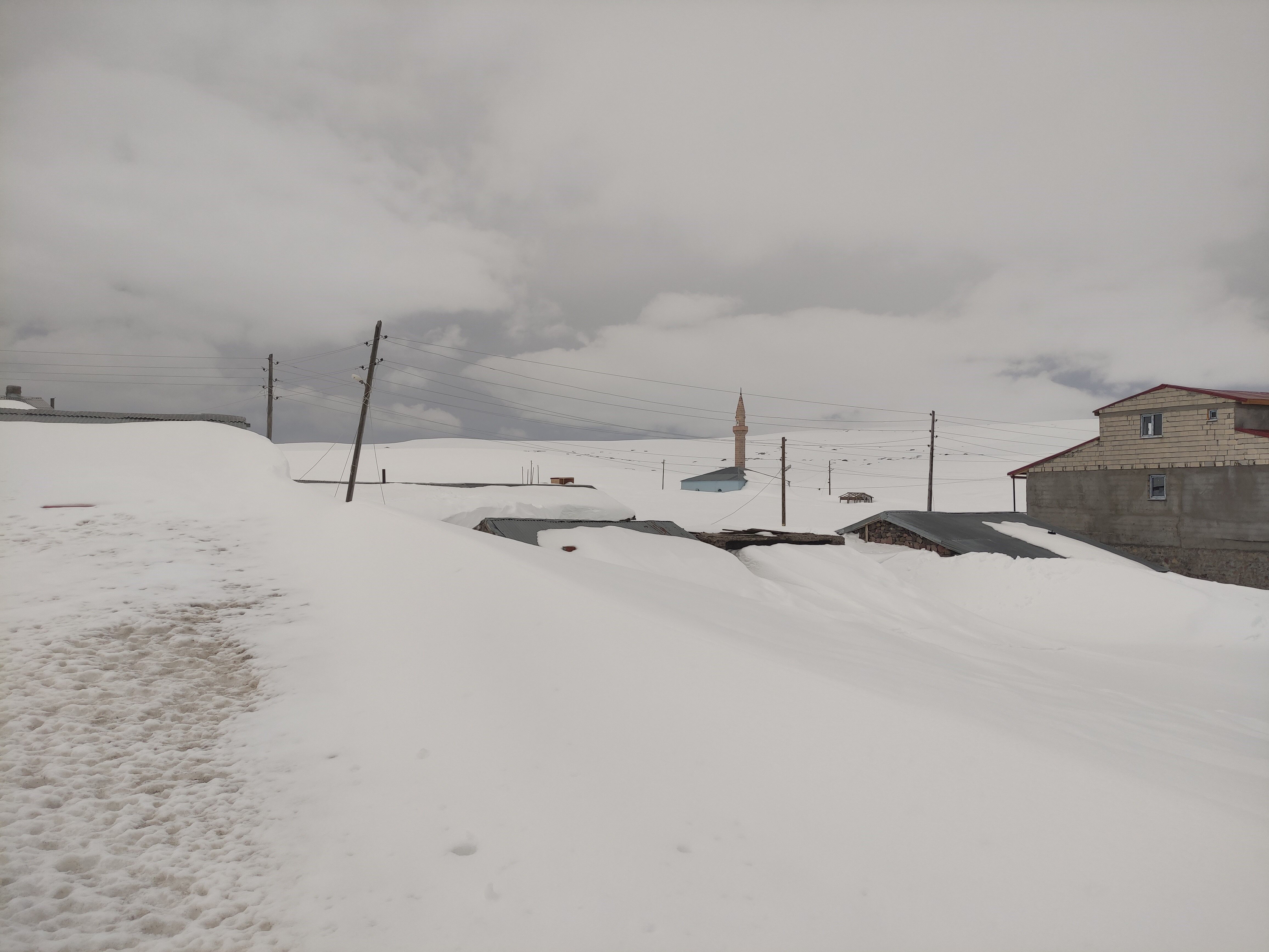 Nisan Ayinda Kisi Yasadilar Evler Tamamen Beyaz Ortunun Altinda Kaldi (5)