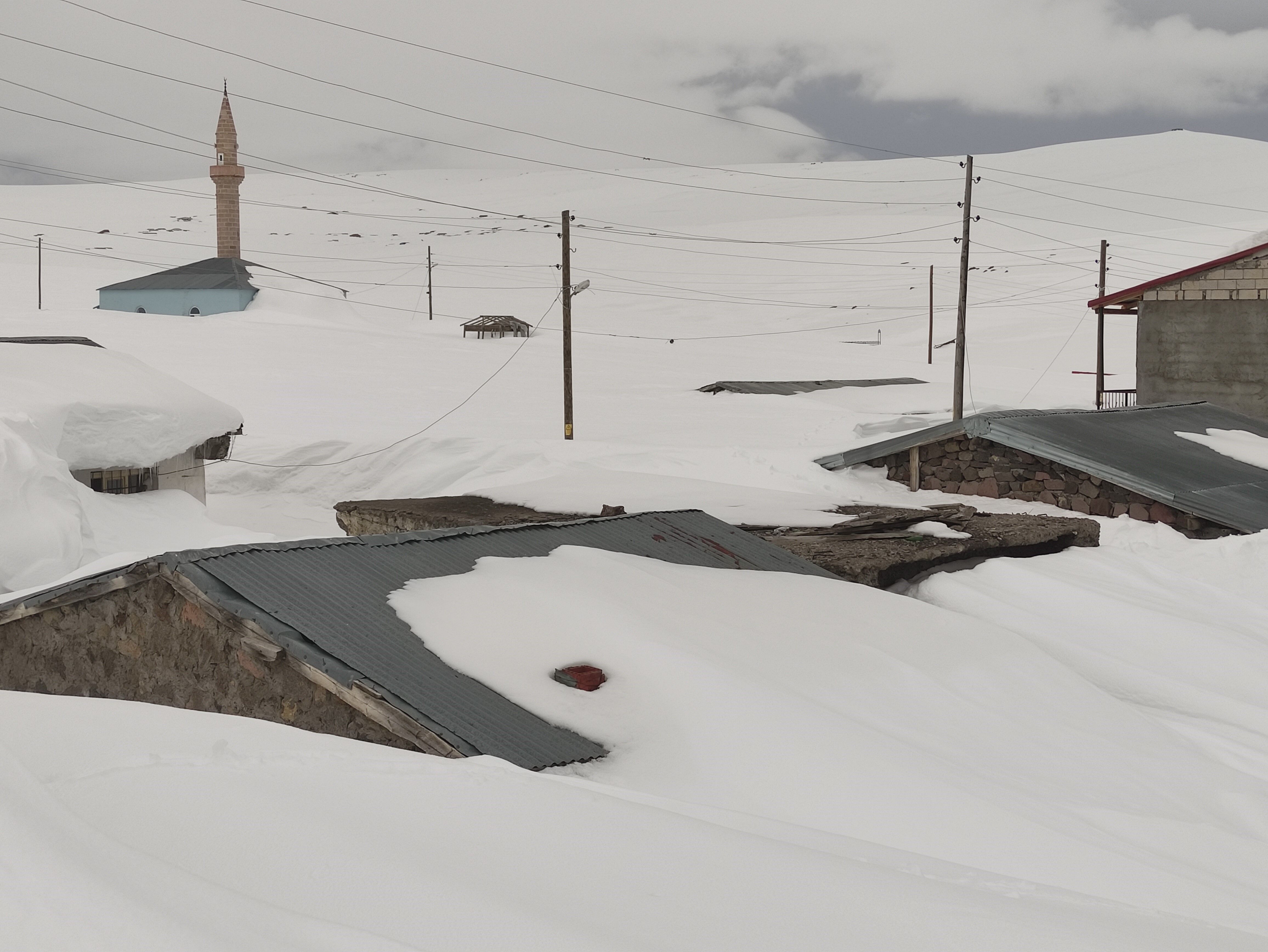 Nisan Ayinda Kisi Yasadilar Evler Tamamen Beyaz Ortunun Altinda Kaldi (6)