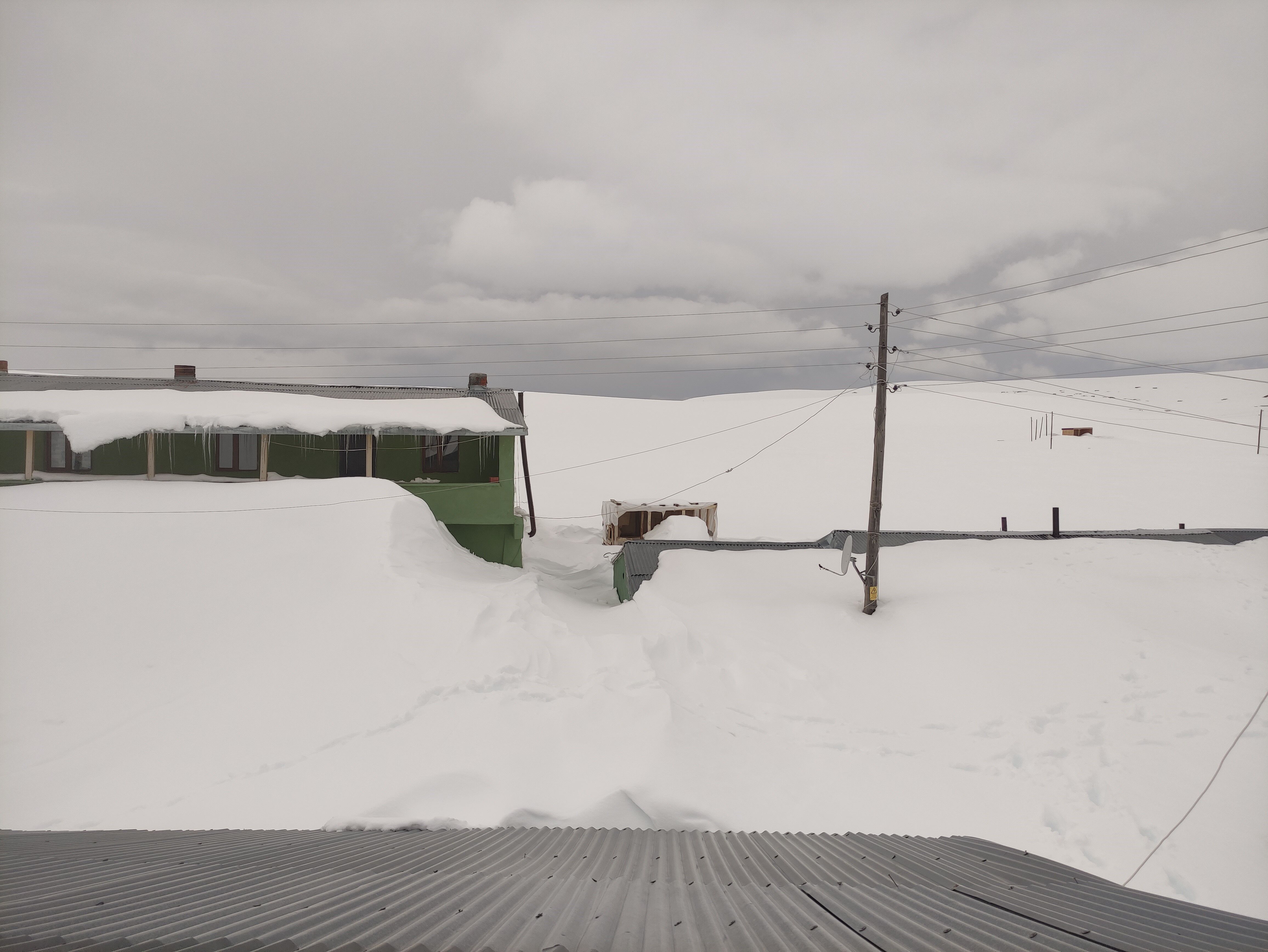 Nisan Ayinda Kisi Yasadilar Evler Tamamen Beyaz Ortunun Altinda Kaldi (7)