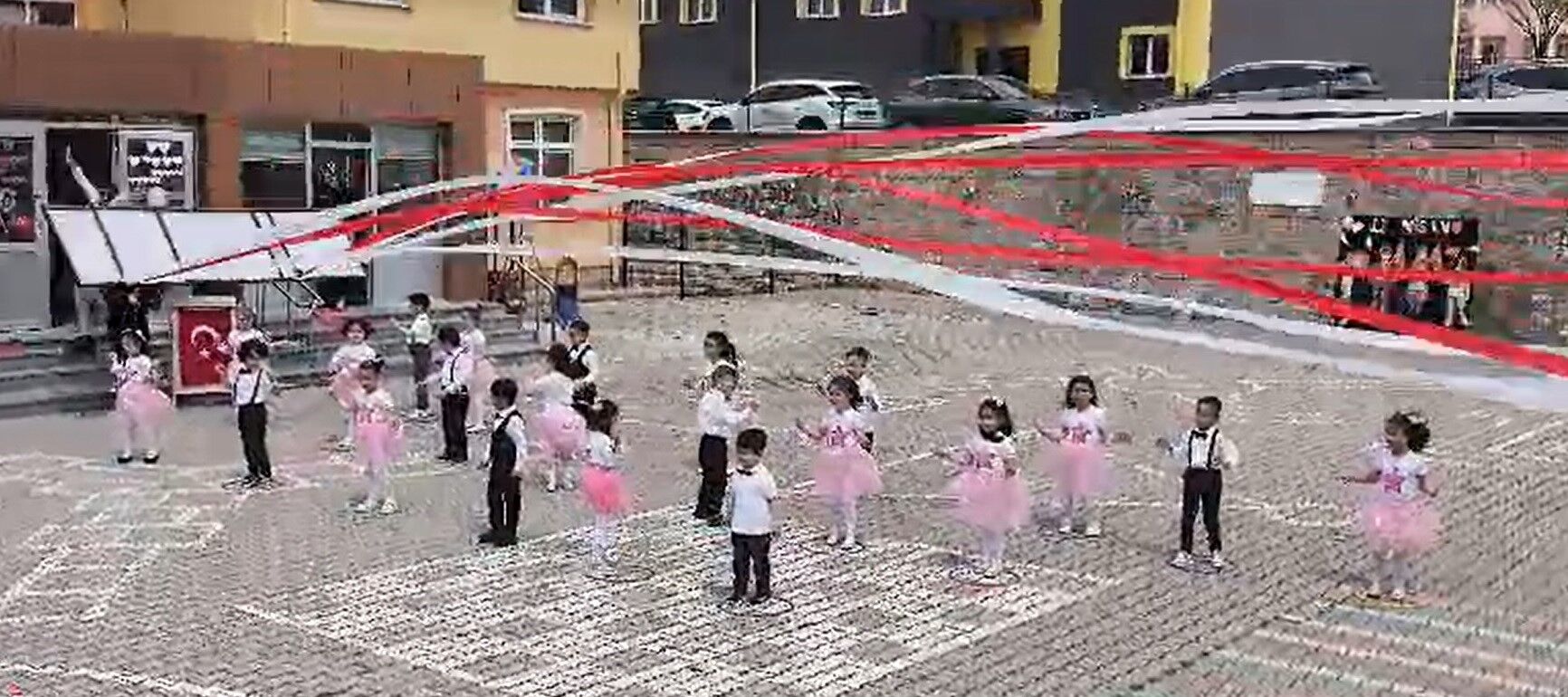 Ogrencileriyle Etkinlik Yapiyordu Genc Ogretmenin Basina Gelenler Kamerada-2