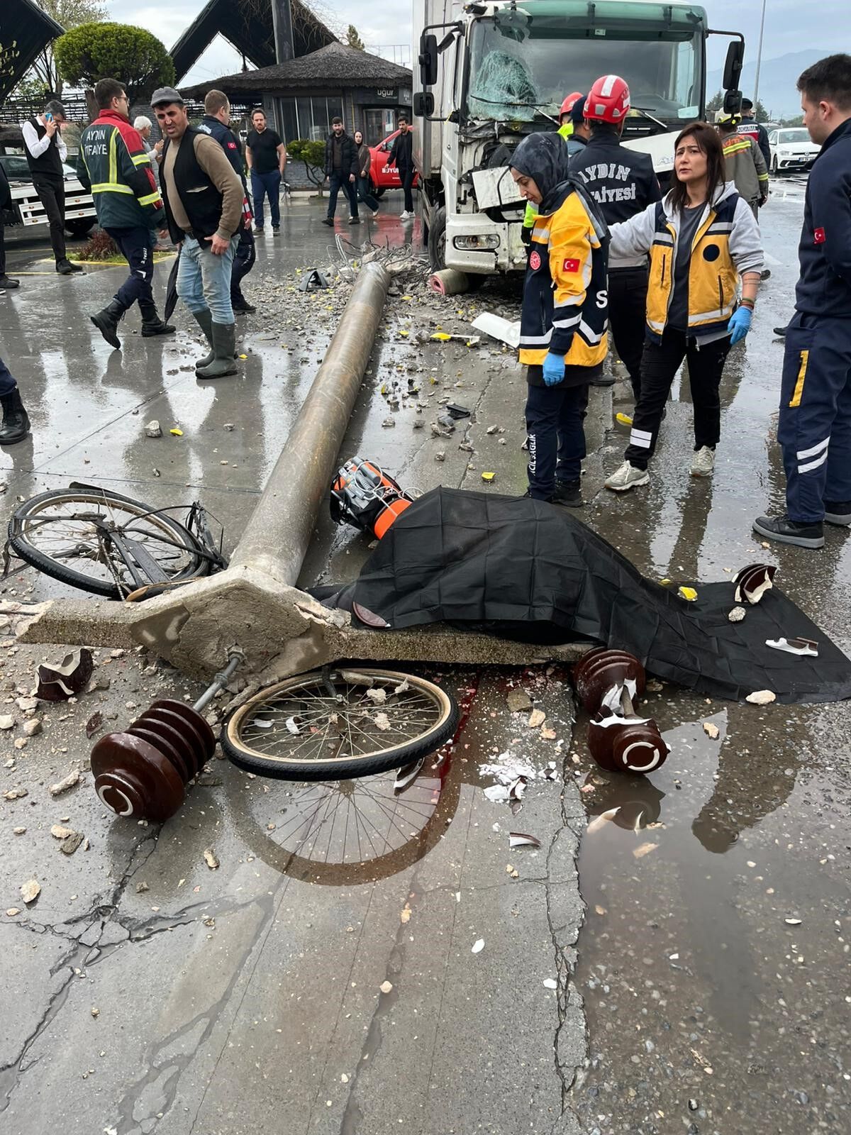 Olum Hic Beklenmedik Anda Geldi Talihsiz Bisikletli Kurtarilamadi (3)