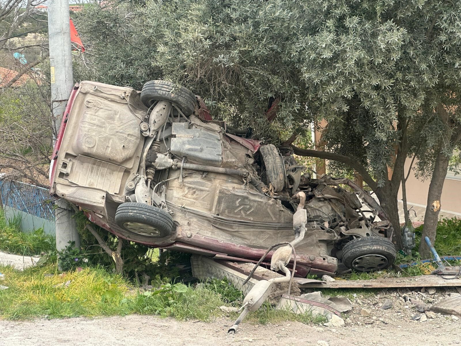 Once Duvara Sonra Direge Carpti Sabah Saatlerinde Can Pazari 1 Olu 1 Yarali (2)