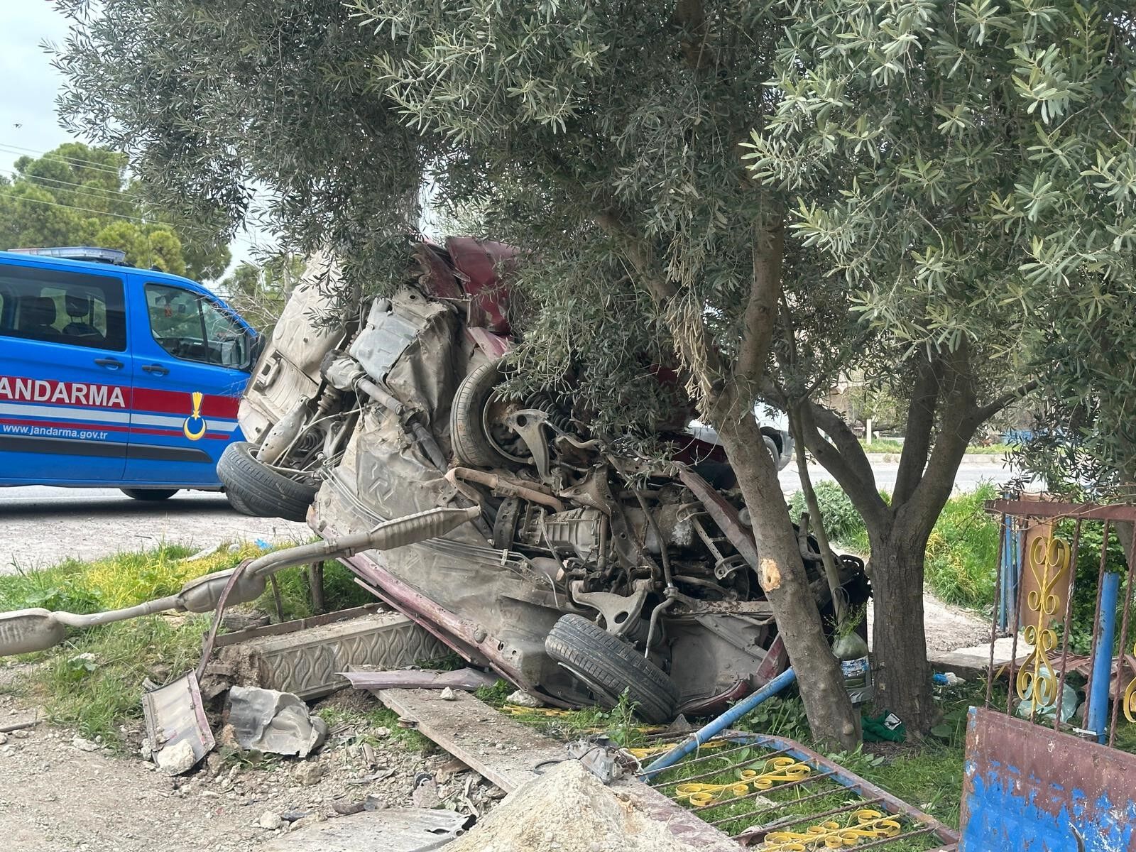 Once Duvara Sonra Direge Carpti Sabah Saatlerinde Can Pazari 1 Olu 1 Yarali (5)