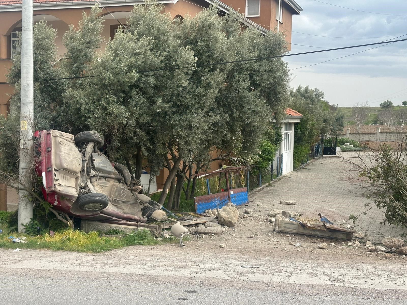 Once Duvara Sonra Direge Carpti Sabah Saatlerinde Can Pazari 1 Olu 1 Yarali (6)