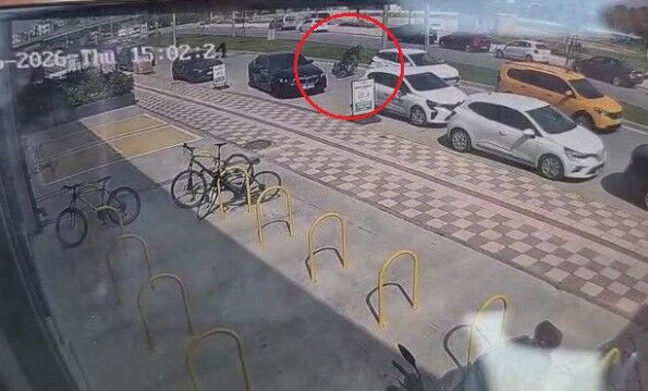 Onundeki Araclar Durdu Motosikletli Kendini Yerde Buldu (2)