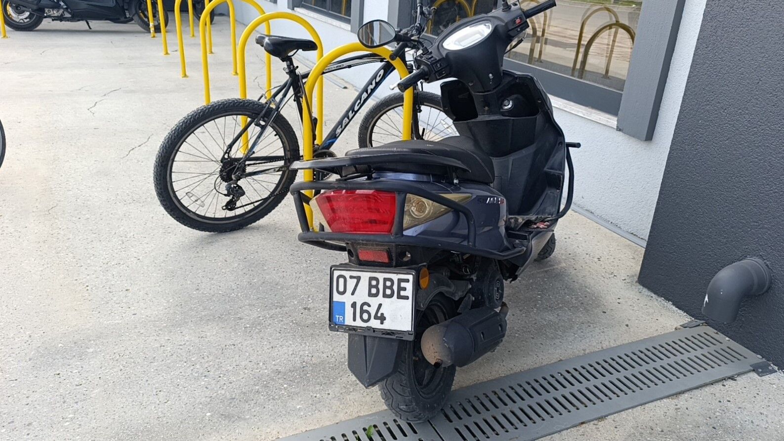 Onundeki Araclar Durdu Motosikletli Kendini Yerde Buldu (3)