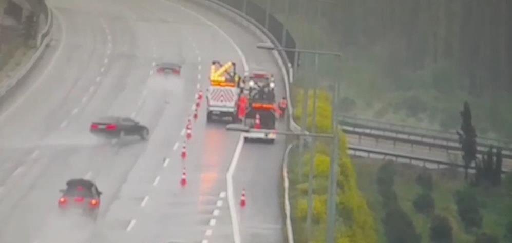 Otoyolda Feci Kaza Kontrolden Cikan Arac Gorevlilere Boyle Carpti (2)