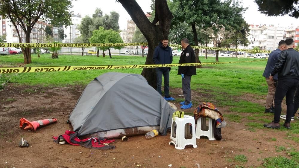 Parktaki Cadirda Aci Son 52 Yasindaki Adam Olu Bulundu (2)