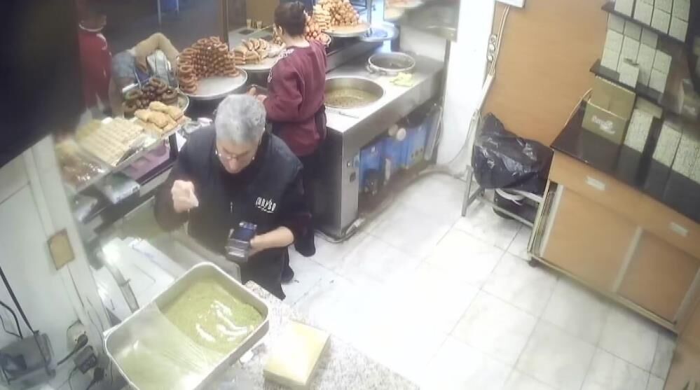 Pastanede Basladi Sokakta Devam Etti Yankesici Kamera Kayitlarindan Yakalandi Savunmas (2)