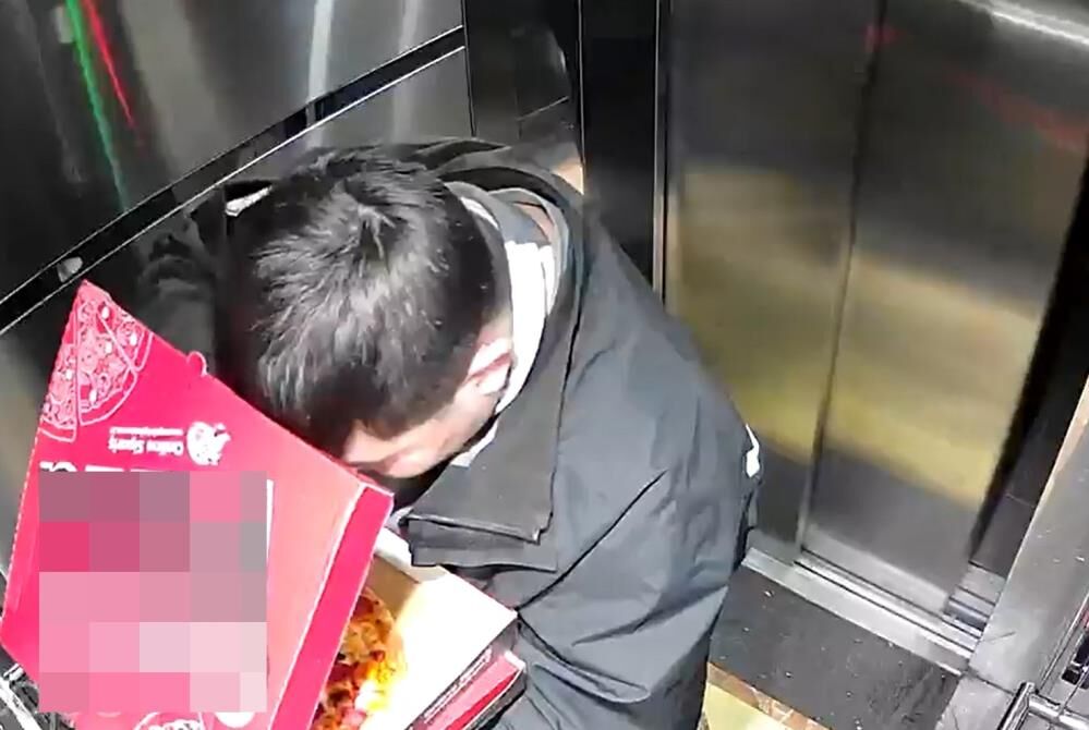 Pes Dedirten Olay Kurye Pizzayi Yedi Asansore Tuvaletini Yapti (3)