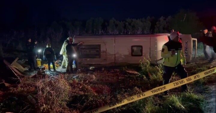 Sabah Saatlerinde Can Pazari Direksiyon Hakimiyeti Kayboldu Minibus Devrildi 1 Olu 12 (2)